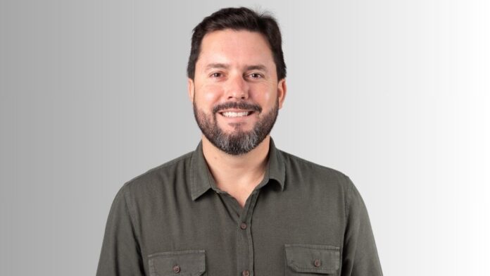 Prefeito de Patos de Minas deixa cargo e presidência da AMM de olho nas eleições de 2026 e reorganização política em Minas Gerais.