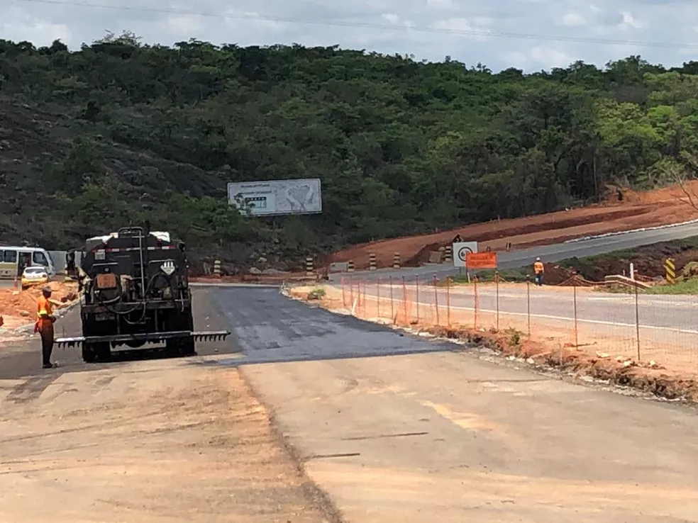 Desmonte de rocha na MG-050 em Carmo do Cajuru pode causar interdição temporária de até 15 minutos no dia 14 de abril; motoristas devem redobrar a atenção.