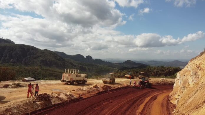 Obras da MGC-262 avançam em Minas com mais de 90% concluídas e promessa de beneficiar 110 mil pessoas, melhorando mobilidade e segurança