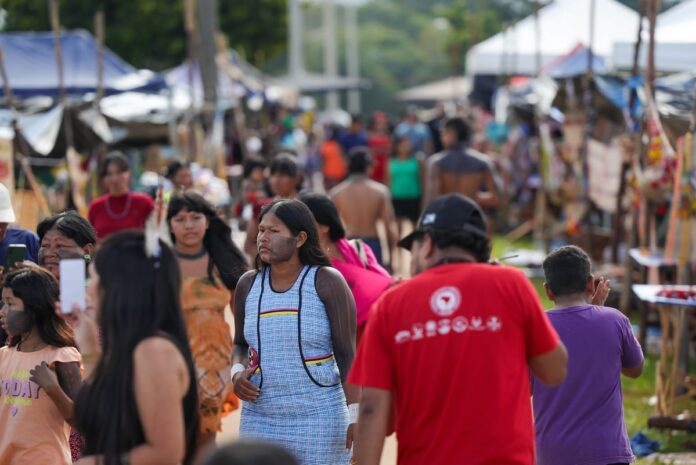 Acampamento Terra Livre 2026 reúne até 8 mil indígenas em Brasília para debater direitos territoriais, marco temporal e políticas públicas.