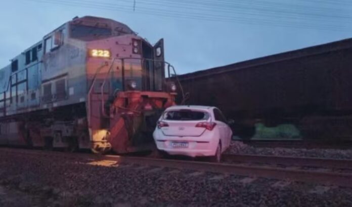 Trem atinge carro parado nos trilhos na Estrada de Ferro Carajás, que corta a cidade de em Parauapebas, no Pará; motorista escapou sem ferimentos e acidente será investigado