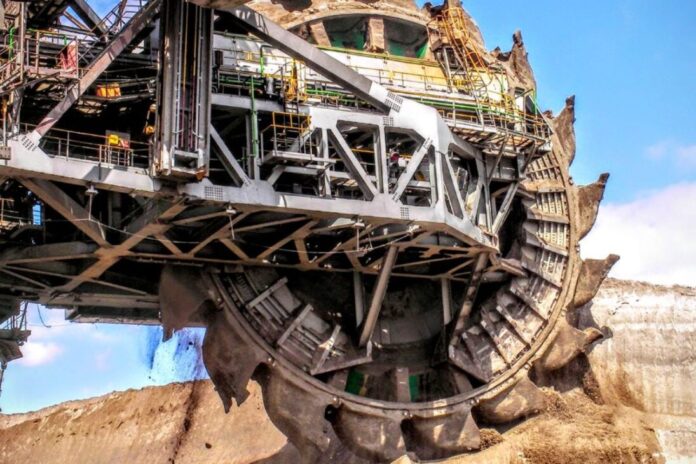 Bagger 288 Conheça a Bagger 288, máquina de 13.500 toneladas que impressiona pelo tamanho e capacidade de transformar paisagens na mineração em larga escala