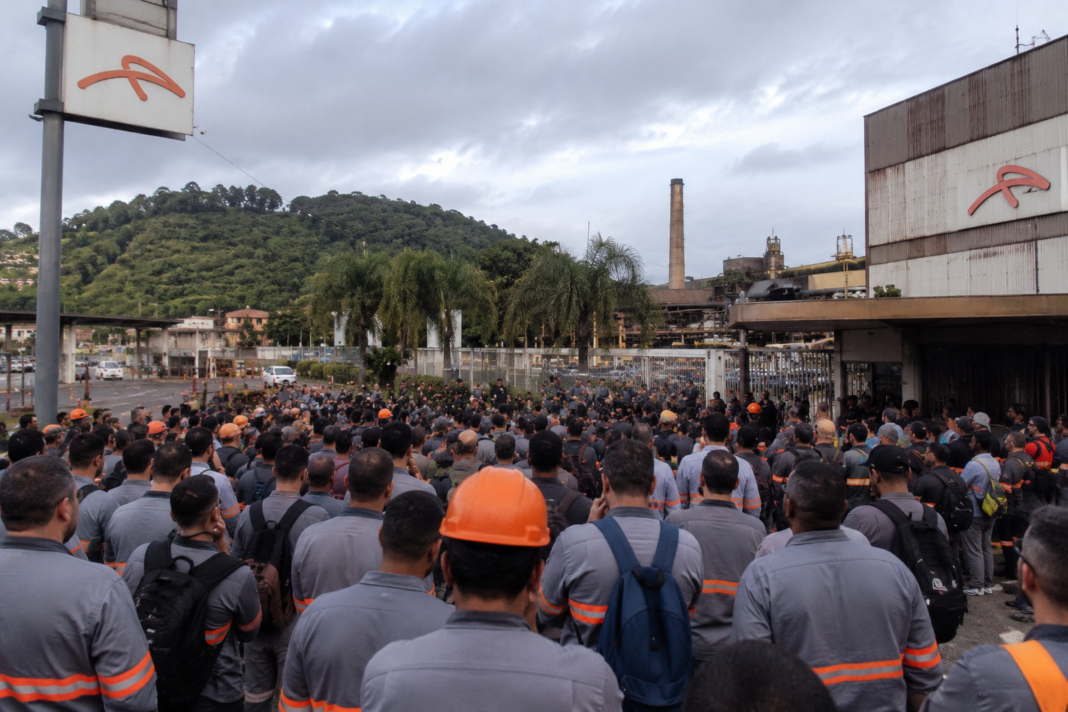 ArcelorMittal retoma negociações com trabalhadores de João Monlevade sobre implantação da escala 4x4 após manifestação organizada pelo Sindmon-Metal