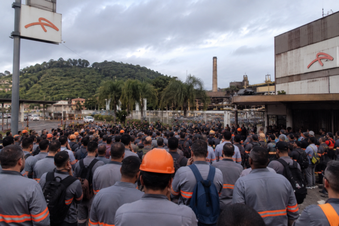 ArcelorMittal retoma negociações com trabalhadores de João Monlevade sobre implantação da escala 4x4 após manifestação organizada pelo Sindmon-Metal