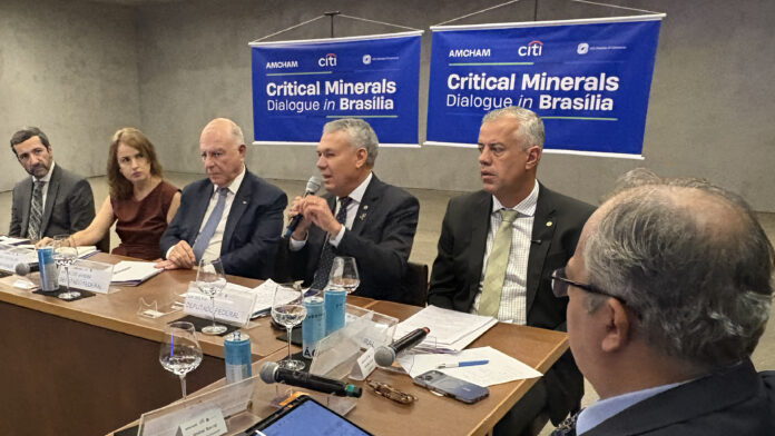 Foto_001.jpg Debate em Brasília reúne parlamentares, governo e setor mineral para discutir avanço do projeto dos minerais críticos, terras raras e novos investimentos no Brasil.