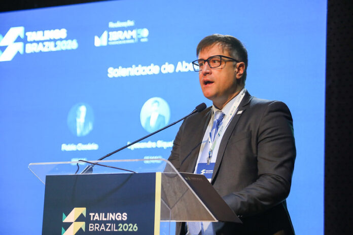 Tailings Brazil 2026 debate segurança na mineração em Belo Horizonte e destaca redução de 18% no número de barragens em alerta no Brasil durante 2025.