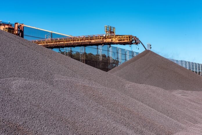 Samarco - pilha de pelotas de minério de ferro - crédito Daniel Mansur A Samarco produziu 3,8 milhões de toneladas no primeiro trimestre de 2026 e prevê investir R$ 13,8 bilhões para atingir capacidade total de operação até 2028.