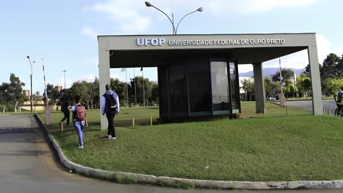 UFOP (1) A chegada da Justiça Federal em Ouro Preto resultou em um acordo histórico envolvendo as repúblicas estudantis da UFOP, garantindo reorganização e preservação da tradição universitária.