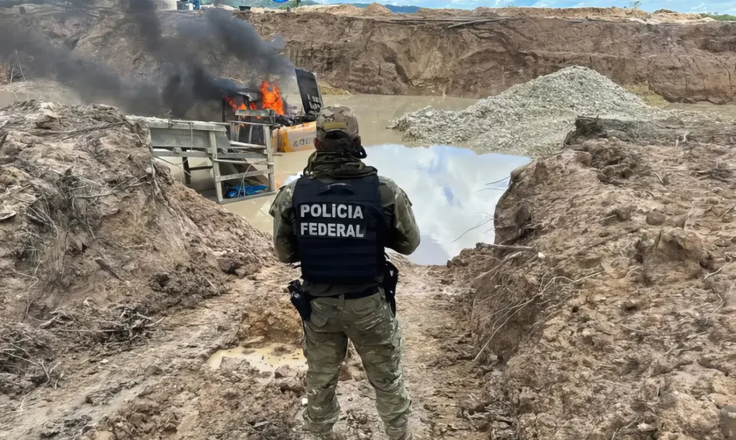 MPF processa ex-cacique e gerente de garimpo por extração ilegal de ouro e cassiterita em terra indígena no Amazonas. Área devastada supera 108 hectares e ação pede R$ 4 milhões em indenizações.