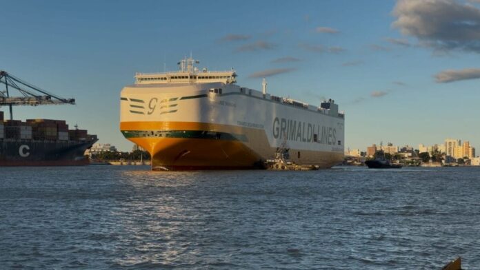 O Porto de Itajaí recebeu o navio Grande Shanghai após mais de 15 anos sem operações da Grimaldi Lines. A embarcação descarrega 4.585 veículos elétricos da BYD em uma operação de 48 horas
