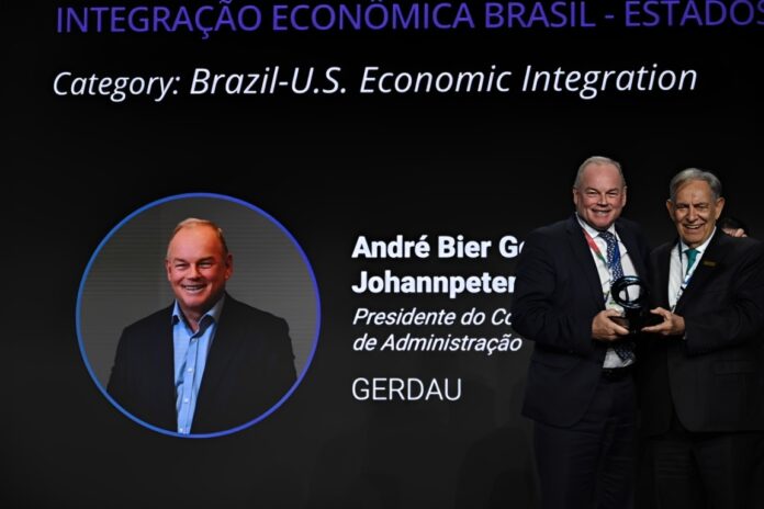 Gerdau é homenageada durante a Brazilian Week 2026 em Nova York e recebe prêmio por fortalecer relações industriais e econômicas entre Brasil e Estados Unidos.