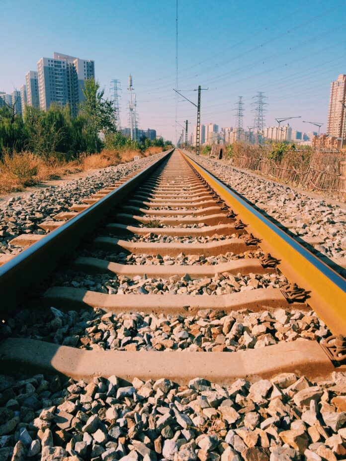 Minas Gerais pode receber R$ 38 bilhões para ampliar a malha ferroviária nos próximos anos. Investimentos prometem melhorar a logística, reduzir custos e fortalecer o transporte de cargas no estado.