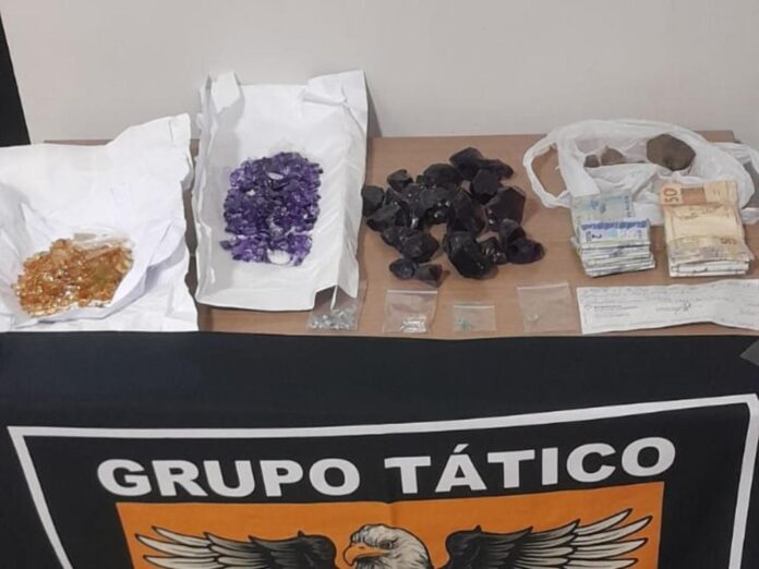 20260612093527_H7rLO7WGoy Um idoso de 75 anos foi preso em Ipatinga após ser flagrado transportando 708 pedras preciosas sem documentação em um ônibus na BR-381. A carga incluía esmeraldas, ametistas e águas-marinhas.