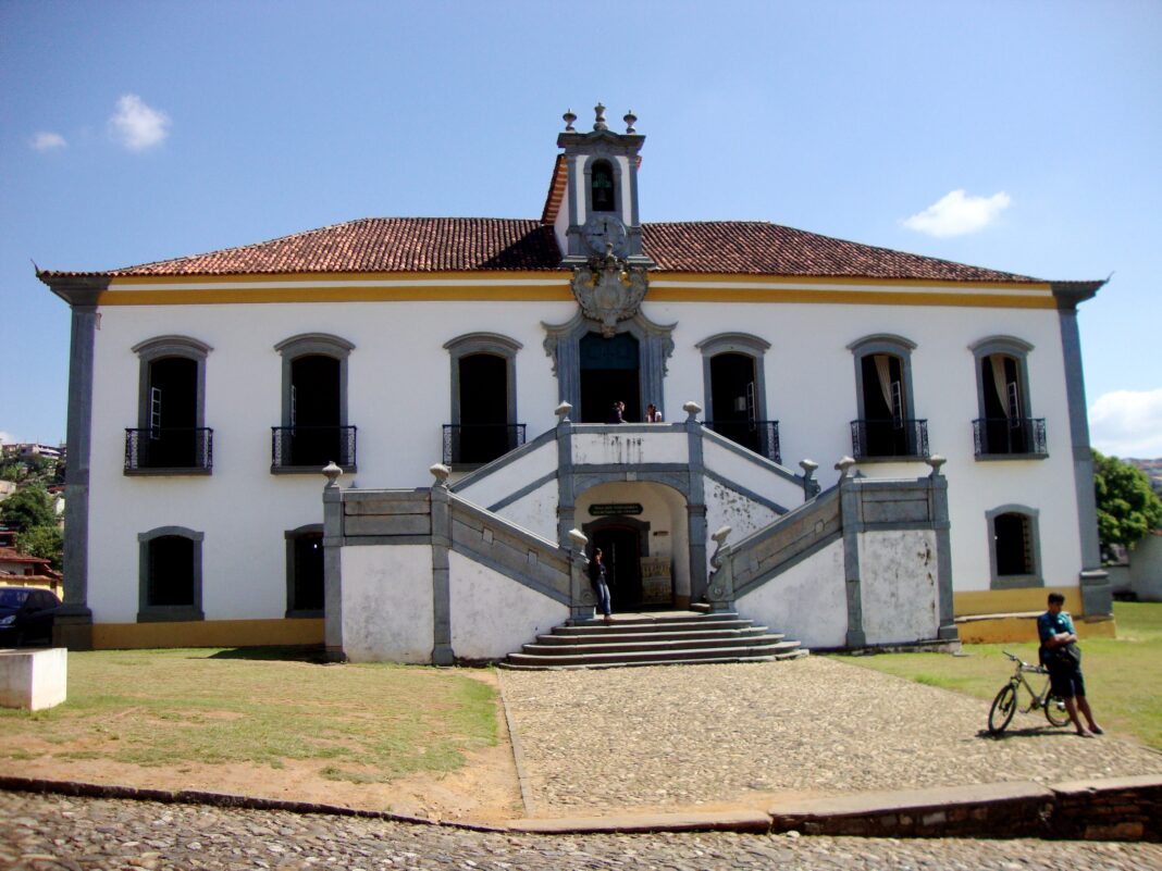 Câmara de Mariana aprova em primeira votação pacote tributário que aumenta ISS de serviços ligados à mineração, extingue taxas municipais e pode ampliar a arrecadação da cidade