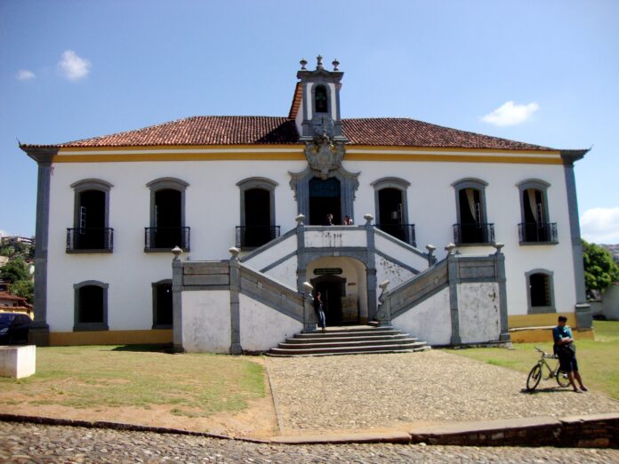 Câmara de Mariana aprova em primeira votação pacote tributário que aumenta ISS de serviços ligados à mineração, extingue taxas municipais e pode ampliar a arrecadação da cidade