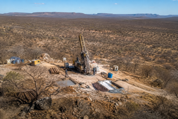 Projeto Campo Grande, na Bahia, terá até 72 perfurações para avaliar ocorrências de terras raras. Nova etapa de exploração busca ampliar o conhecimento geológico e o potencial mineral da área