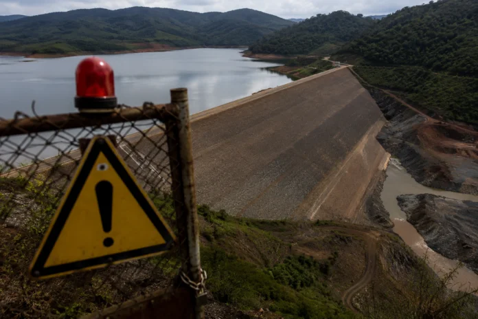 O contingenciamento orçamentário da ANM ameaça a fiscalização de 43 barragens, afeta a arrecadação da CFEM, dificulta a análise de novos projetos minerais e compromete iniciativas de modernização tecnológica no setor