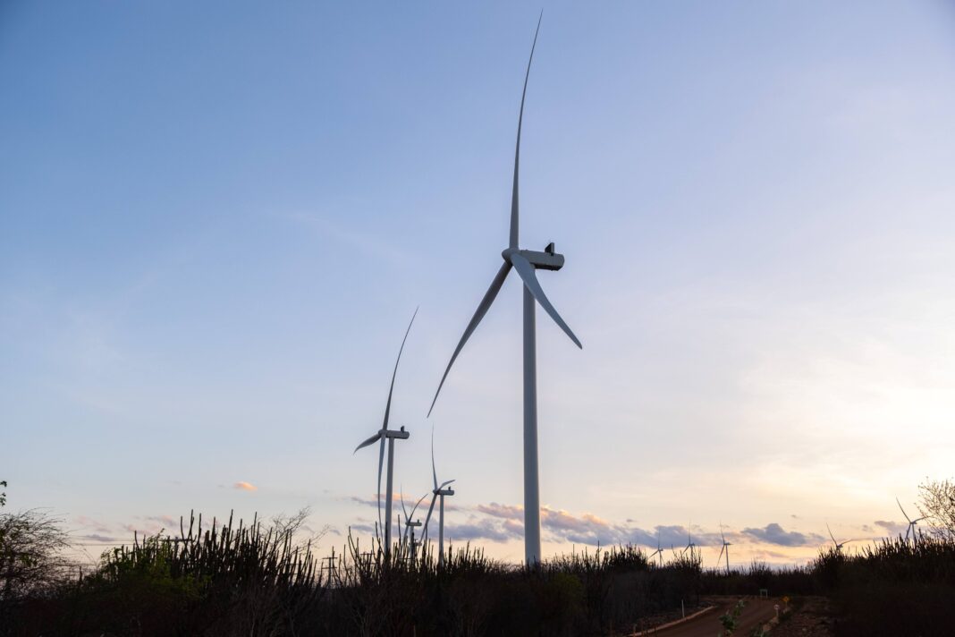 A Samarco amplia sua estratégia de sustentabilidade ao garantir 45 MW de energia eólica por meio de parceria com a Casa dos Ventos. O projeto fortalece as metas de descarbonização da mineradora e prevê fornecimento de energia renovável a partir de 2027