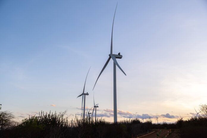 A Samarco amplia sua estratégia de sustentabilidade ao garantir 45 MW de energia eólica por meio de parceria com a Casa dos Ventos. O projeto fortalece as metas de descarbonização da mineradora e prevê fornecimento de energia renovável a partir de 2027