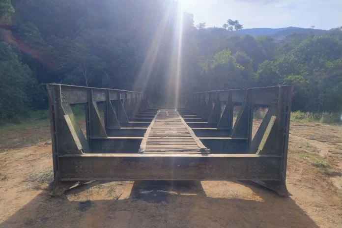 Ponte histórica construída na Inglaterra e incorporada ao patrimônio de Prados foi encontrada a 180 quilômetros de distância após desaparecer da zona rural. Caso envolve investigação sobre transporte e venda por R$ 700 mil