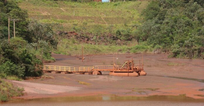 Reunião que discutiria pendências nas estruturas da mineradora foi remarcada para 31 de agosto; empresa ainda enfrenta cobranças por descumprimento de exigências técnicas e regulatórias