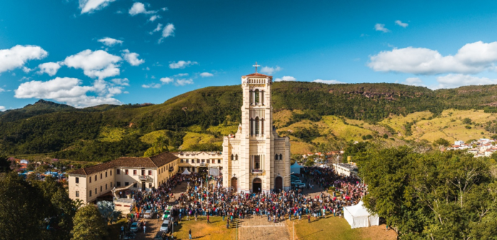 Em sua 239ª edição, festividade reúne romeiros de diferentes regiões e reforça laços comunitários, cultura local e hospitalidade no município mineiro