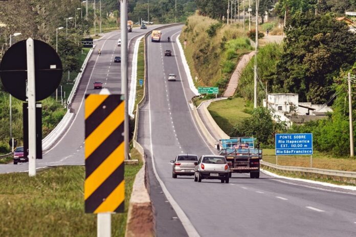 MG-050-ponte-Rio-Itapacerica Motoristas que utilizam a MG-050 devem ficar atentos à operação de desmonte de rocha com explosivos prevista para ocorrer em Carmo do Cajuru. A intervenção poderá provocar bloqueios temporários de até 15 minutos no tráfego