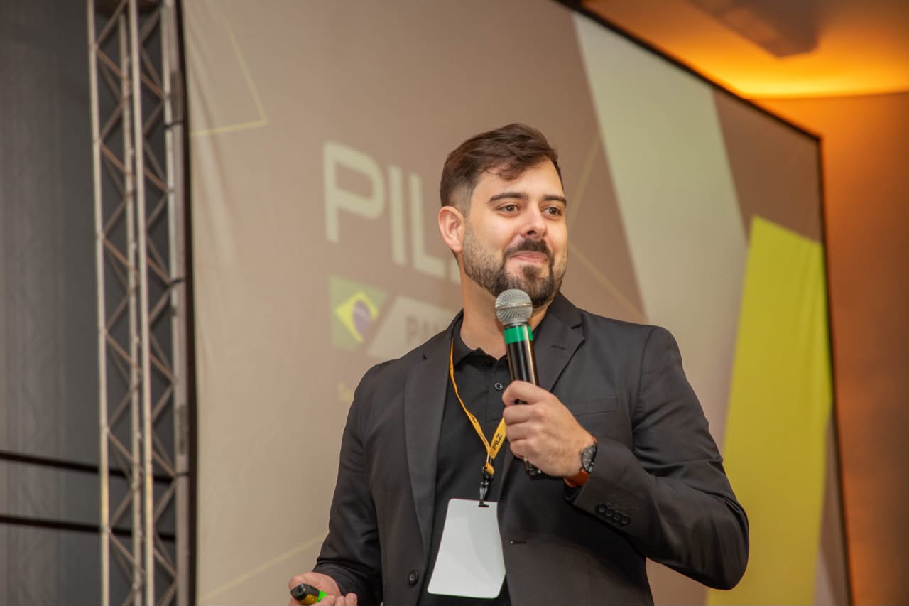 Felipe Pereira e Silva é responsável pelo Pilz Academy no Brasil, liderando iniciativas de gestão de produtos, marketing e treinamentos, além de atuar diretamente no desenvolvimento de estratégias para segurança industrial