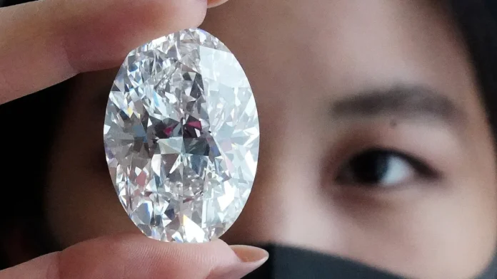 Estudo com diamante de 1,5 quilate encontrado em Botsuana revela evidências de água armazenada em minerais a 660 quilômetros de profundidade, ampliando o conhecimento sobre o interior da Terra