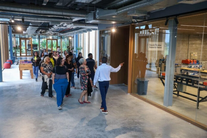 Ternium apresentou investimentos sociais e ambientais durante evento em Santa Cruz e destacou a Escola Técnica Roberto Rocca, construída com aporte de R$ 260 milhões e voltada à formação de 384 estudantes da região.