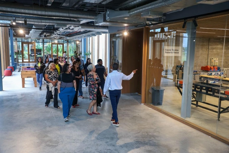 Ternium apresentou investimentos sociais e ambientais durante evento em Santa Cruz e destacou a Escola Técnica Roberto Rocca, construída com aporte de R$ 260 milhões e voltada à formação de 384 estudantes da região.