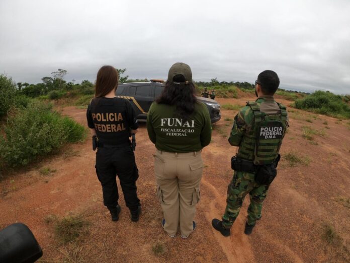 Justiça Federal suspende extração de minério na Terra Indígena Boca do Acre, no Amazonas, após ação do MPF. Decisão prevê paralisação das atividades, recuperação ambiental e pedido de indenização
