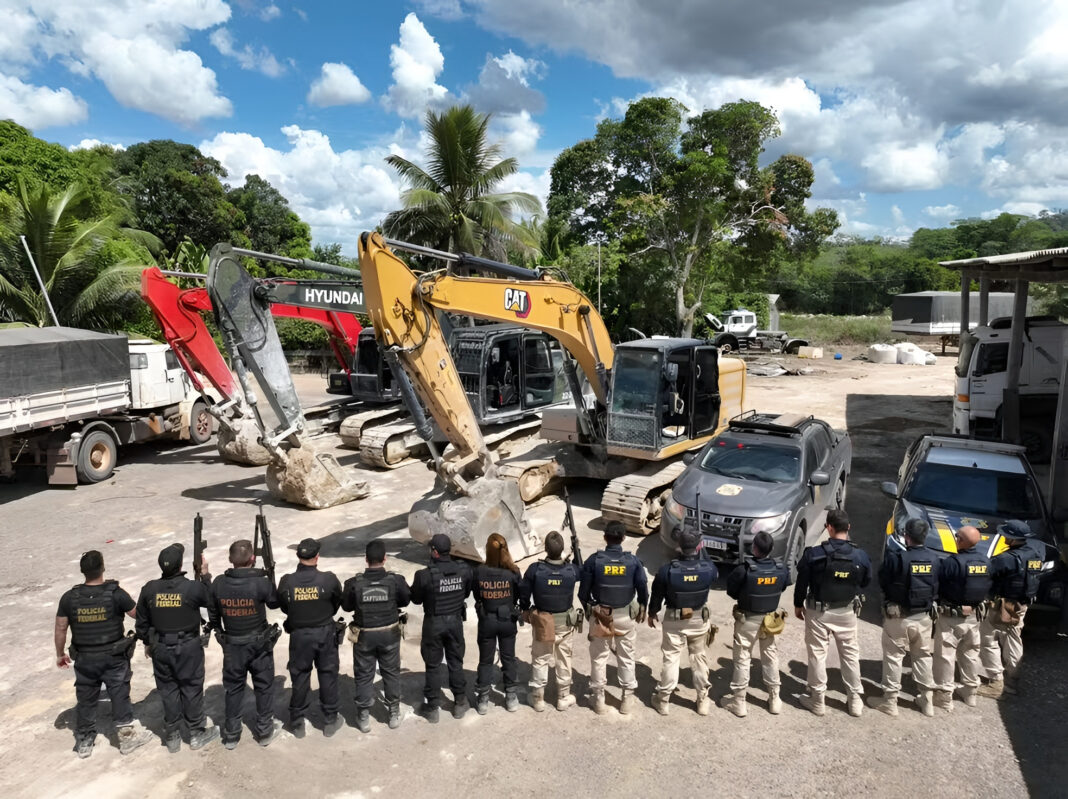 Operação da Polícia Federal em Novo Progresso, no Pará, apreende máquinas utilizadas em garimpo clandestino e investiga possíveis danos ambientais causados pela extração ilegal de ouro