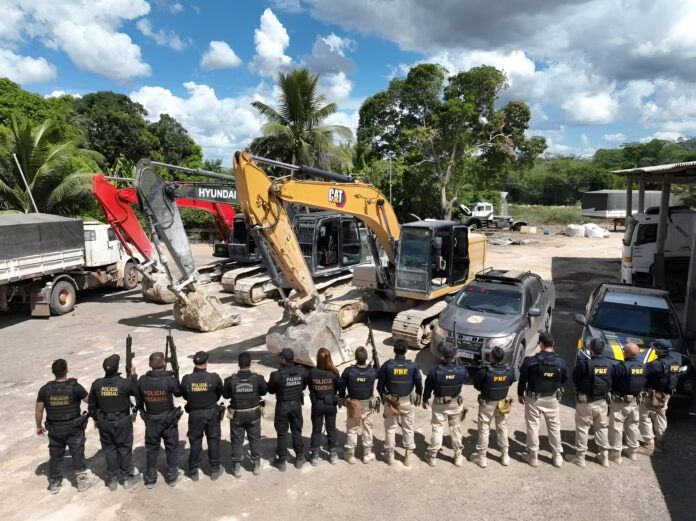 Operação da Polícia Federal em Novo Progresso, no Pará, apreende máquinas utilizadas em garimpo clandestino e investiga possíveis danos ambientais causados pela extração ilegal de ouro