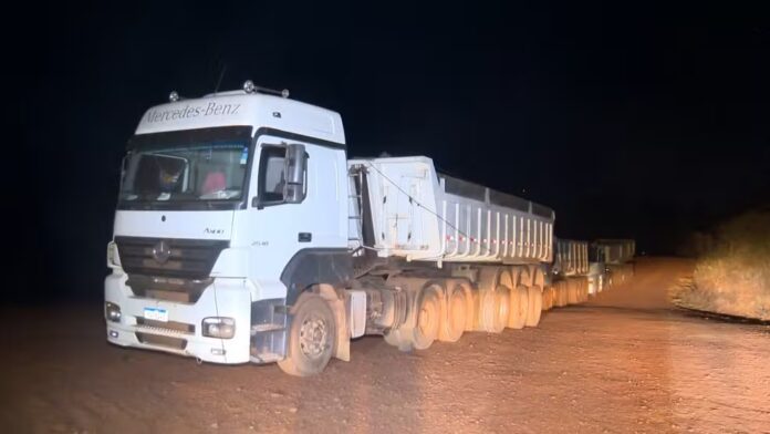 0-06-1007bdmg-esc-furto-minerio Quatro pessoas foram presas suspeitas de furtar minério de ferro da Empabra, mineradora interditada pela Polícia Federal na Serra do Curral. Caminhões e veículos usados na ação também foram apreendidos.
