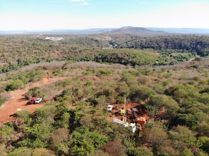 O Projeto Bandeira, da Lithium Ionic, avança no Vale do Jequitinhonha com mais de 65% da engenharia concluída e previsão de obter a licença ambiental em 2026. A produção de lítio segue estimada para o período entre o fim de 2027 e o início de 2028