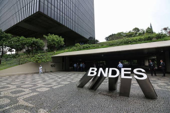 BNDES O governo federal lançou um programa de R$ 18,5 bilhões em financiamentos para empresas afetadas por tarifas dos Estados Unidos e incluiu os minerais críticos entre os setores estratégicos beneficiados pela medida