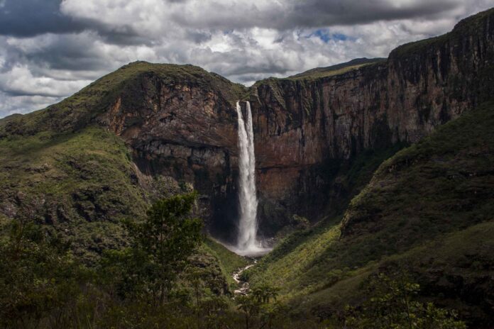 A Prefeitura de Conceição do Mato Dentro informou que ainda não foi oficialmente intimada sobre a decisão que interditou a Cachoeira do Tabuleiro e afirmou que apresentará estudos técnicos após ser notificada pela Justiça.