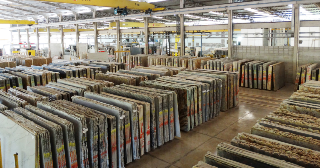 Centrorochas Site (61) Os Estados Unidos mantiveram os quartzitos brasileiros fora da tarifa adicional de 25%, mas mármores, granitos e ardósias continuam sujeitos à medida. Entenda os impactos para as exportações de rochas naturais