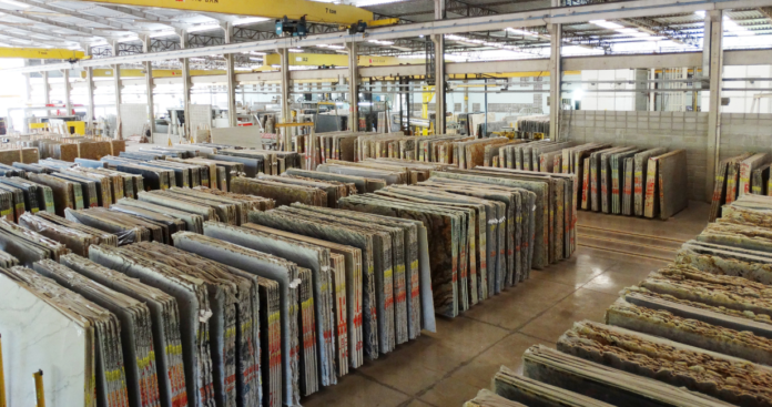 Centrorochas Site (61) Os Estados Unidos mantiveram os quartzitos brasileiros fora da tarifa adicional de 25%, mas mármores, granitos e ardósias continuam sujeitos à medida. Entenda os impactos para as exportações de rochas naturais