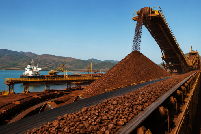 A produção de minério de ferro da Samarco cresceu 4% no segundo trimestre de 2026 e atingiu 3,9 milhões de toneladas. As vendas avançaram 23% em relação ao trimestre anterior