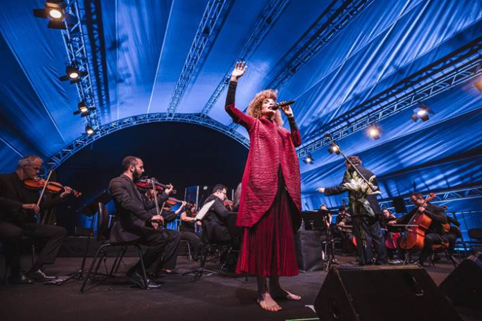 Vanessa da Mata e a Orquestra Ouro Preto se apresentam gratuitamente em Conceição do Mato Dentro no dia 8 de agosto. O concerto reúne grandes sucessos da cantora e homenagens à música brasileira.