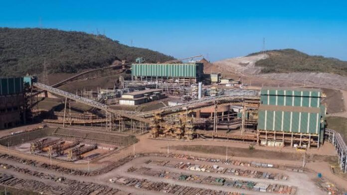 A Samarco concluiu um projeto-piloto em Mariana (MG) que pode recuperar até 166 mil kWh de energia por mês em correias transportadoras, aumentando a eficiência operacional