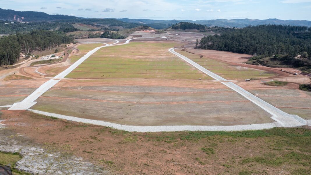 Sistema Pontal A Vale anunciou as obras de descaracterização dos diques do Sistema Pontal, em Itabira. O projeto prevê cerca de 300 empregos e conclusão das intervenções entre 2030 e 2033.