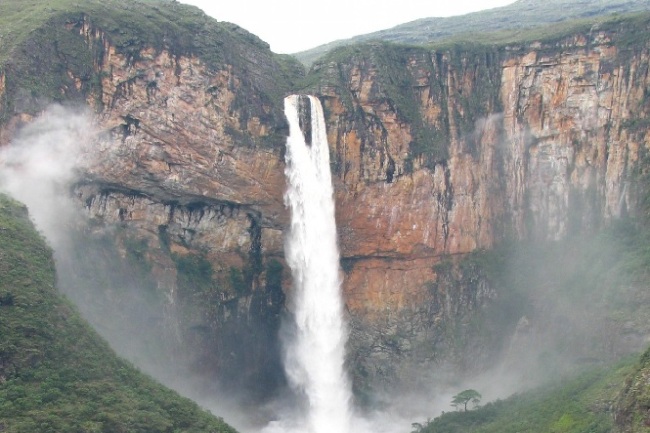 Justiça determina o fechamento da Cachoeira do Tabuleiro até que o município comprove todas as medidas de segurança previstas em acordo com o MPMG. Decisão prevê isolamento da área e multa diária de R$ 1 mil.