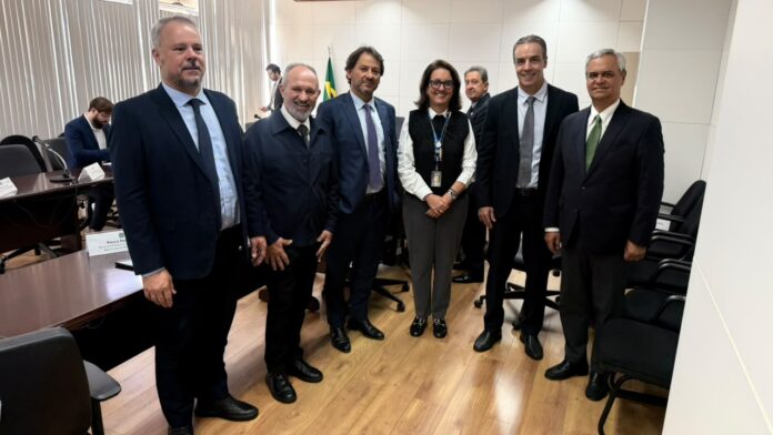 O setor de rochas naturais levou ao Governo Federal as principais demandas para enfrentar os impactos das tarifas impostas pelos Estados Unidos. A reunião reuniu autoridades e representantes da indústria em Brasília