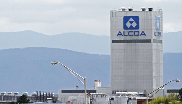 Alcoa anuncia aquisição de ativos da South32 por US$ 4,1 bilhões, incluindo participações na MRN e no complexo Alumar. Operação amplia presença global da companhia na cadeia do alumínio.