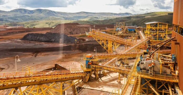 O projeto de mineração no Serro recebeu licenças ambientais do Copam para iniciar as obras, com investimento de R$ 300 milhões e previsão de produzir até 1 milhão de toneladas de minério de ferro por ano
