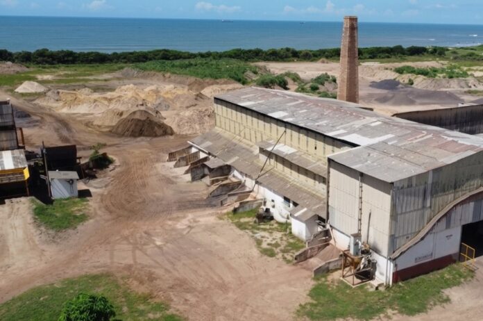O Ibama embargou as atividades da ADL Mining em São Francisco de Itabapoana, apreendeu 419 toneladas de minério e aplicou mais de R$ 7,5 milhões em autuações por supostas irregularidades ambientais