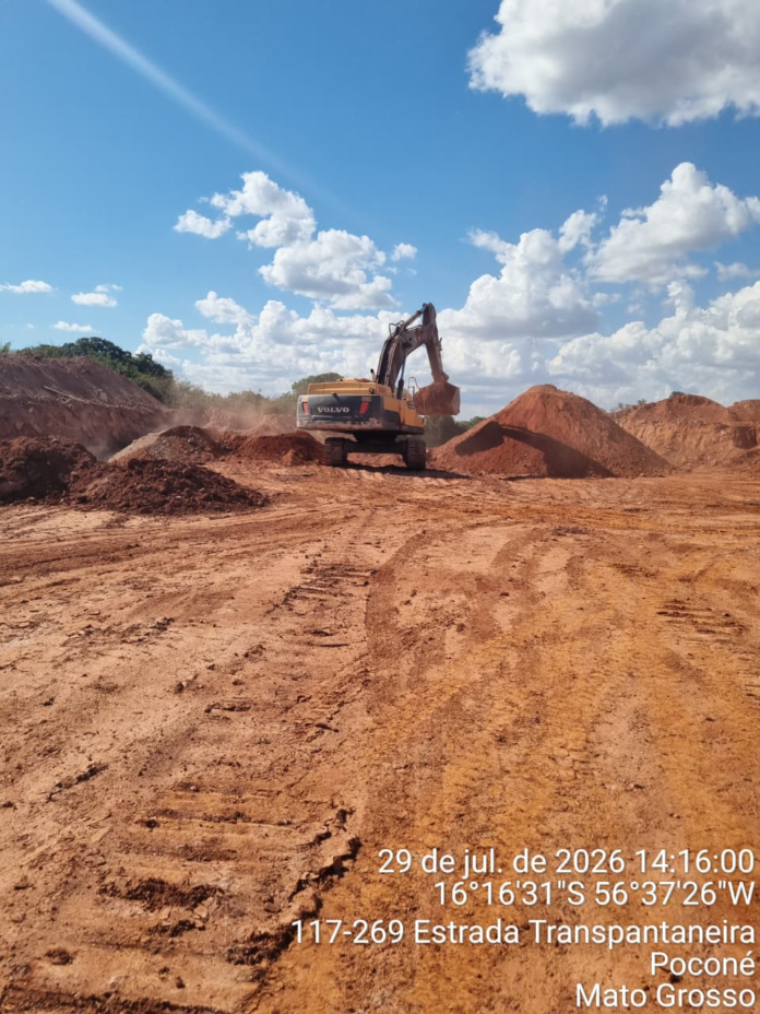 Garimpo ilegal em Poconé é fechado pelo Batalhão Ambiental, que apreendeu uma escavadeira hidráulica e prendeu o responsável pela exploração irregular de minério
